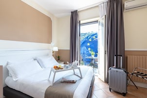 Doppia Superior, balcone | 6 camere, una scrivania, culle/letti per bambini (a pagamento)