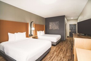 Habitació, 2 llits de matrimoni, no fumadors | Escriptori, cortines opaques i planxa i posts de planxar 