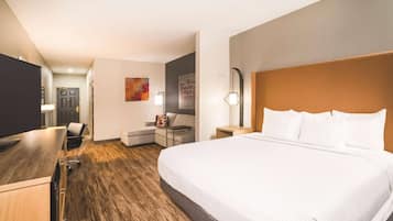 Escritorio, cortinas opacas, tabla de planchar con plancha