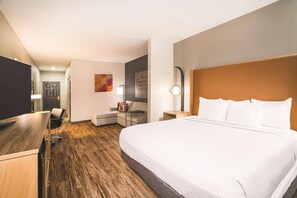 Bureau, rideaux occultants, fer et planche à repasser