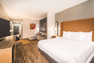 Escritorio, cortinas blackout y tabla de planchar con plancha 