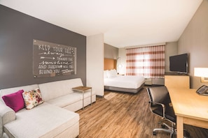 Desk, blackout curtains, iron/ironing board, free cots/infant beds - La Quinta Inn & Suites by Wyndham Chattanooga North - Hixson (Chattanooga)
