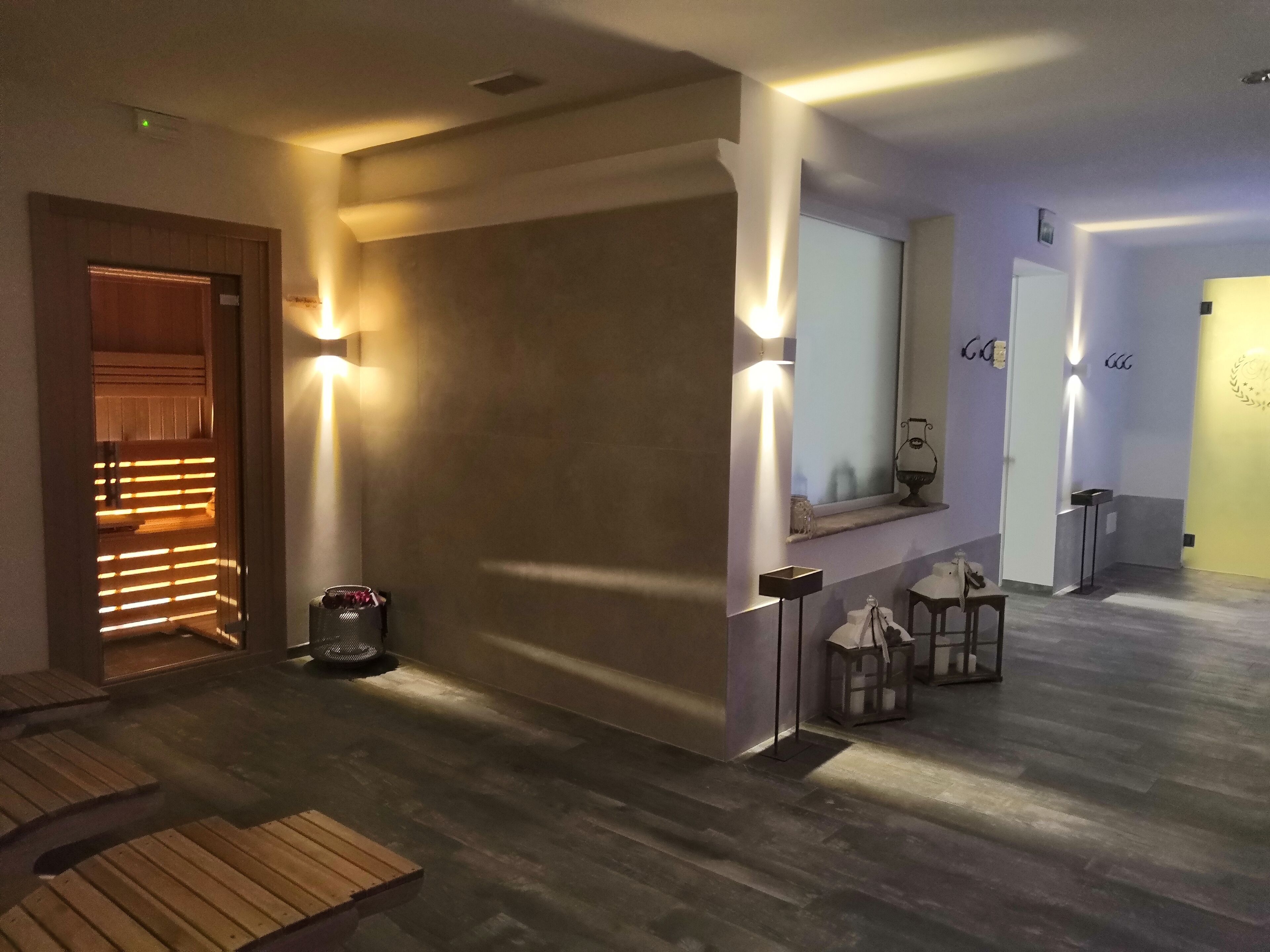 sauna, hot tub, steam room, turkish bath/hammam, body treatments