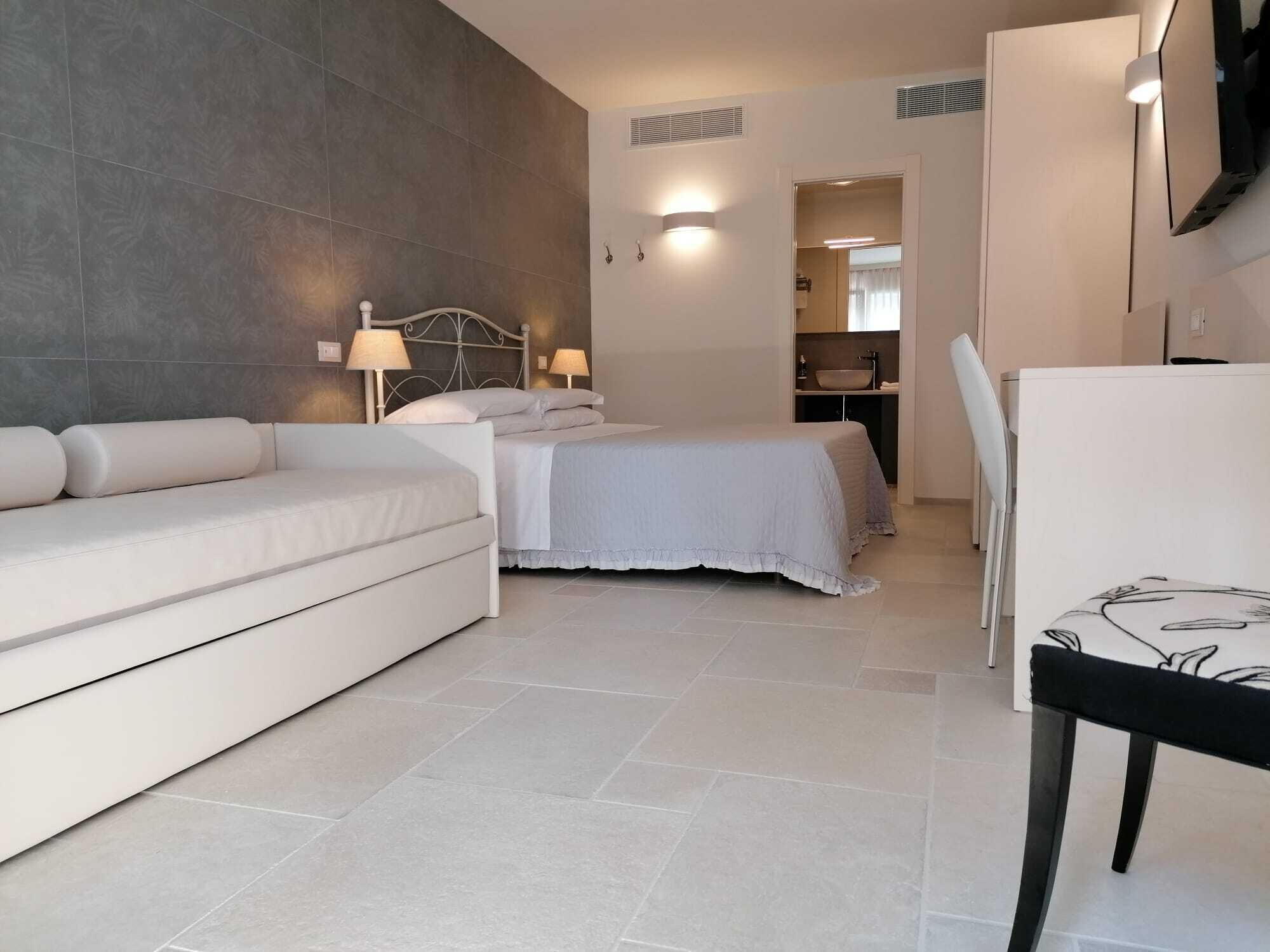 1 bedroom, premium bedding, down duvets, minibar