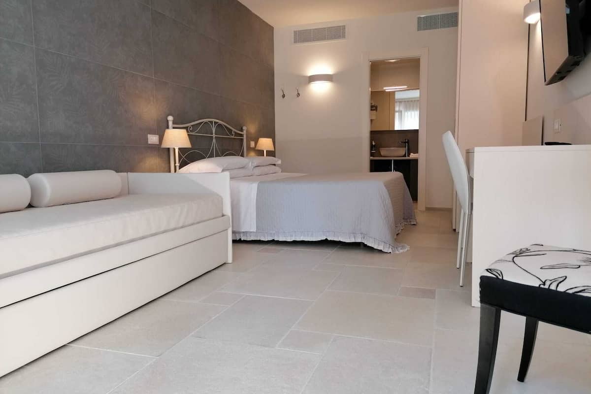 1 bedroom, premium bedding, down duvets, minibar