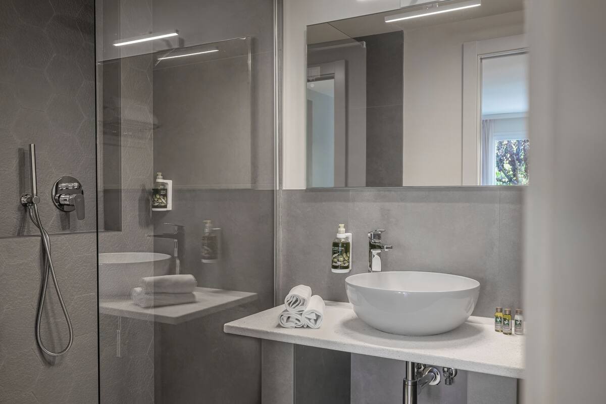 deluxe triple room | bathroom | eco-friendly toiletries, hair dryer, bidet, towels