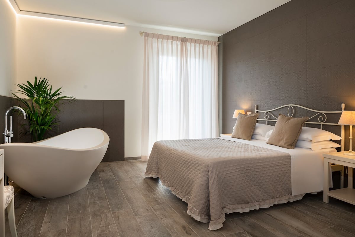 Quarto casal luxo, 1 cama Queen | 1 quarto, roupas de cama premium, edredons de pluma, frigobar