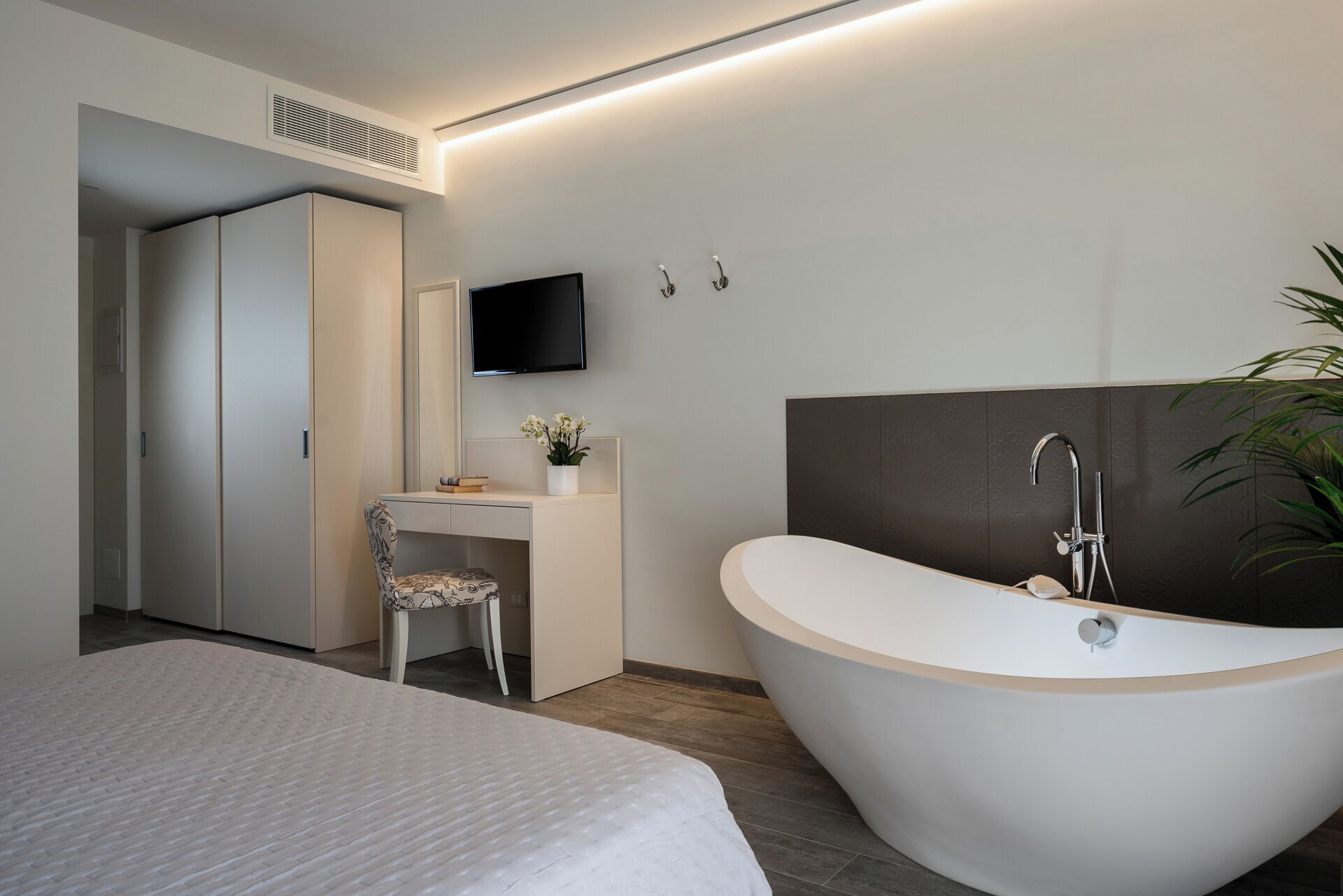 Deluxe Double Room, 1 Queen Bed | Premium bedding, down duvets, minibar, in-room safe