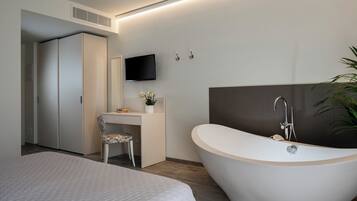 Deluxe Double Room, 1 Queen Bed | Premium bedding, down duvets, minibar, in-room safe