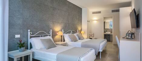 Habitació triple Deluxe | 1 dormitori, roba de llit d'alta qualitat, cobrellits i minibar