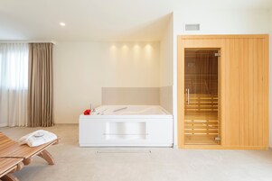 浪漫套房 | 高档床上用品、羽绒被、迷你吧、客房内保险箱