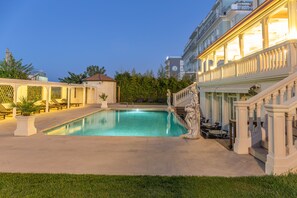 Seasonal outdoor pool, open 7:00 AM to 7:00 PM, pool loungers