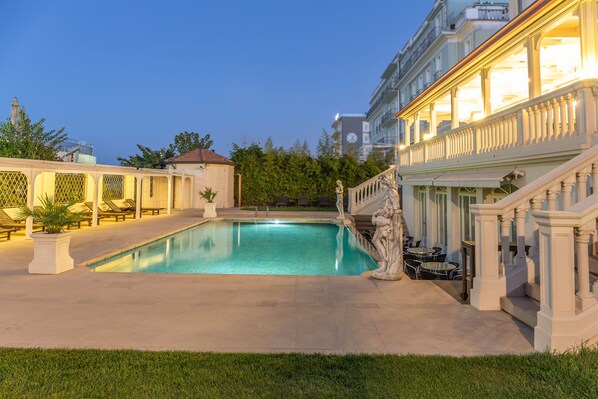 Seasonal outdoor pool, open 7:00 AM to 7:00 PM, pool loungers