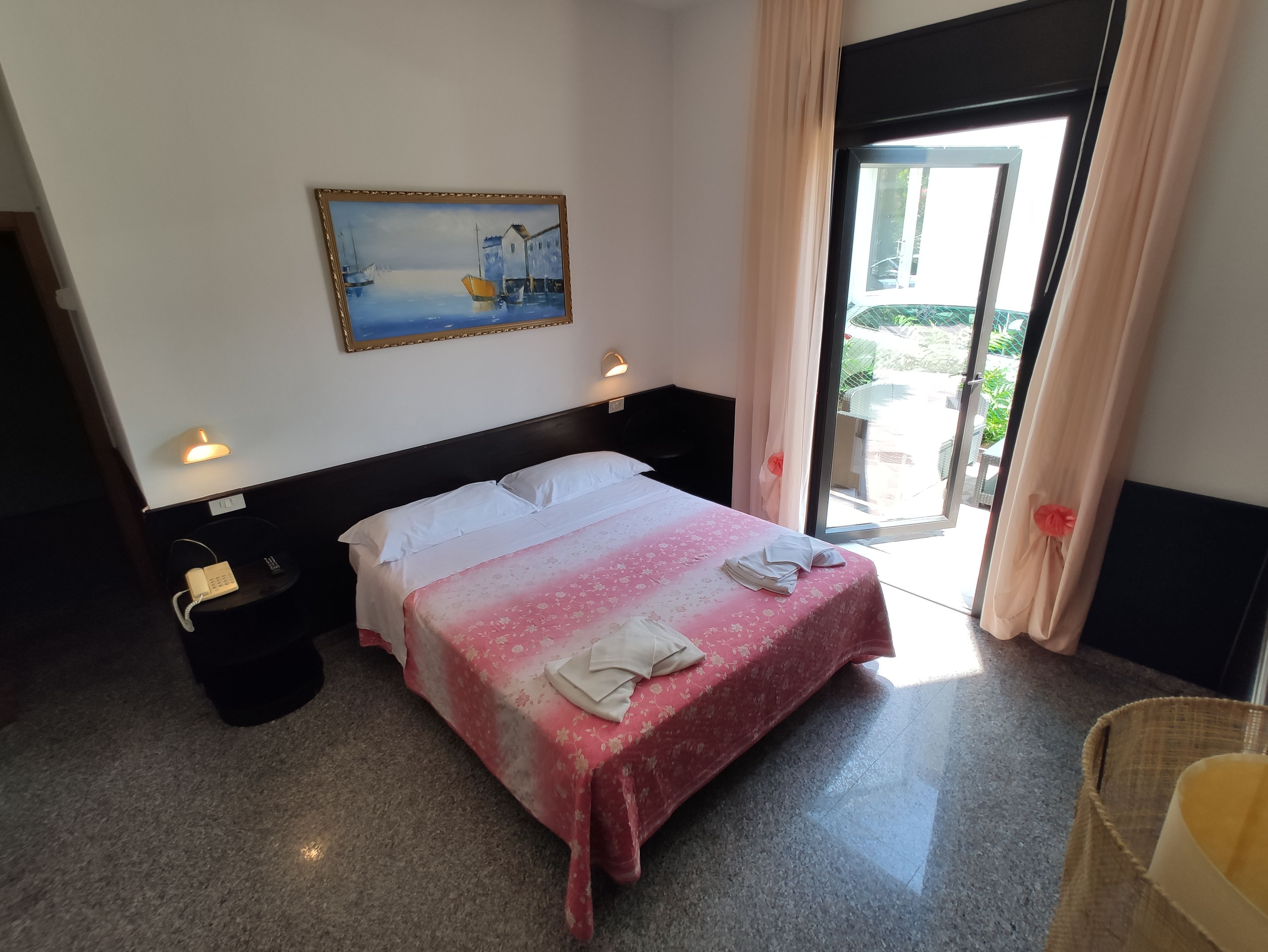 خزنة داخل الغرفة وواي فاي مجانًا وملاءات أسرّة