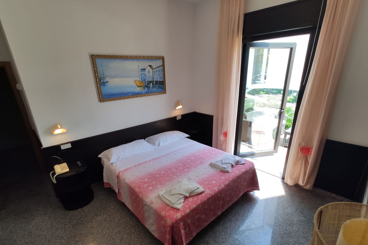 Coffres-forts dans les chambres, Wi-Fi gratuit, draps fournis