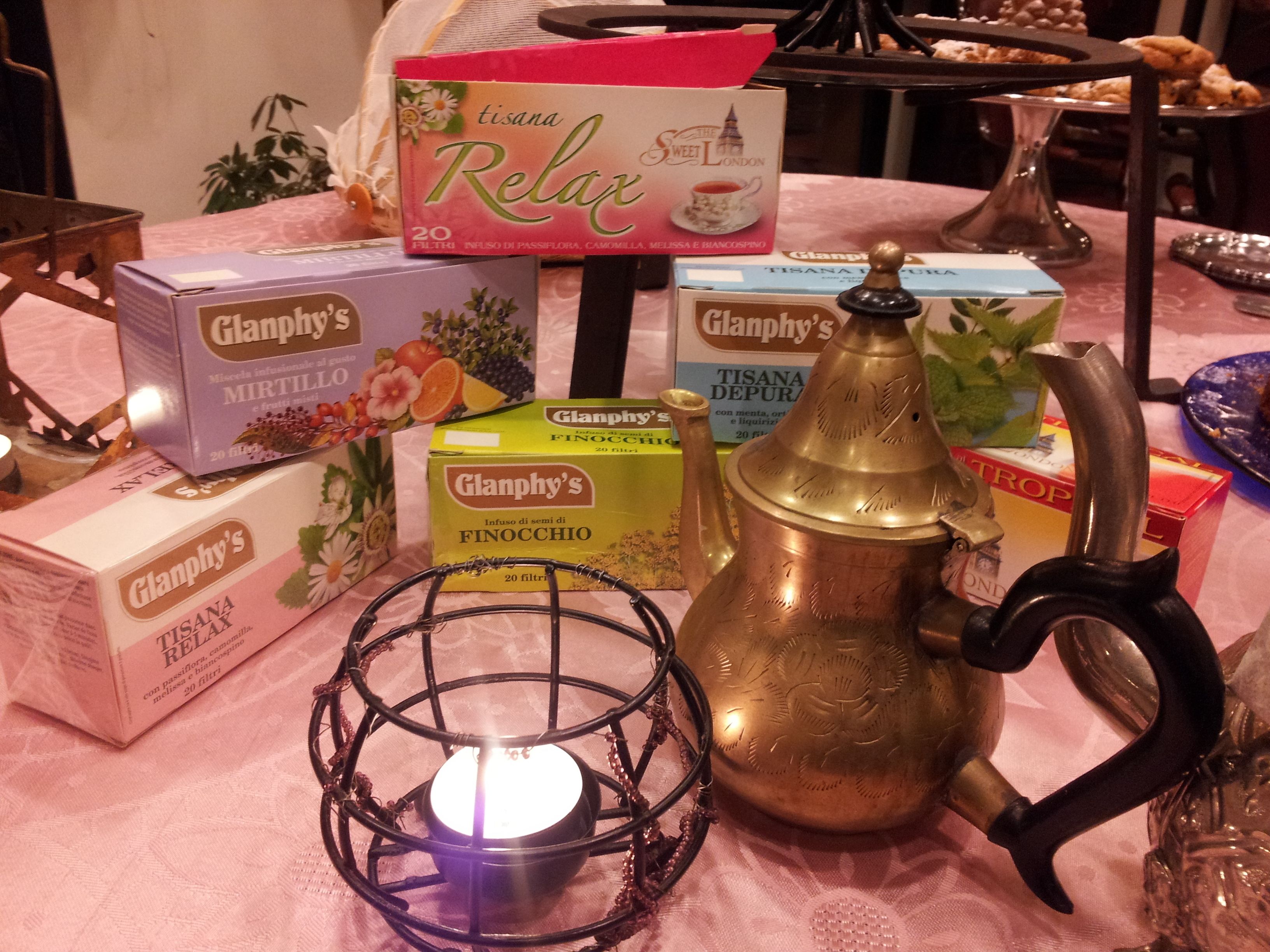 serves breakfast, brunch and happy hour