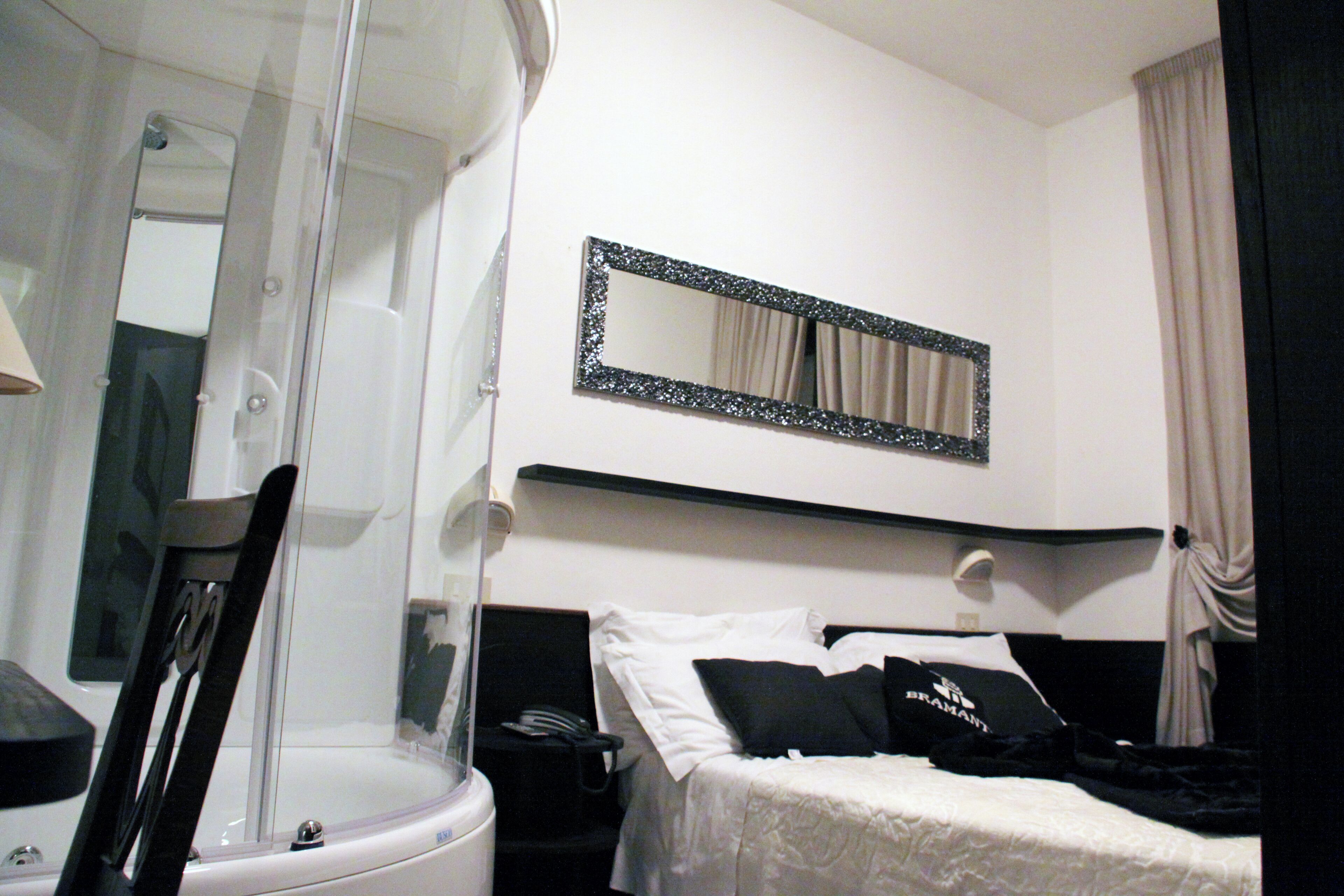 خزنة داخل الغرفة وواي فاي مجانًا وملاءات أسرّة