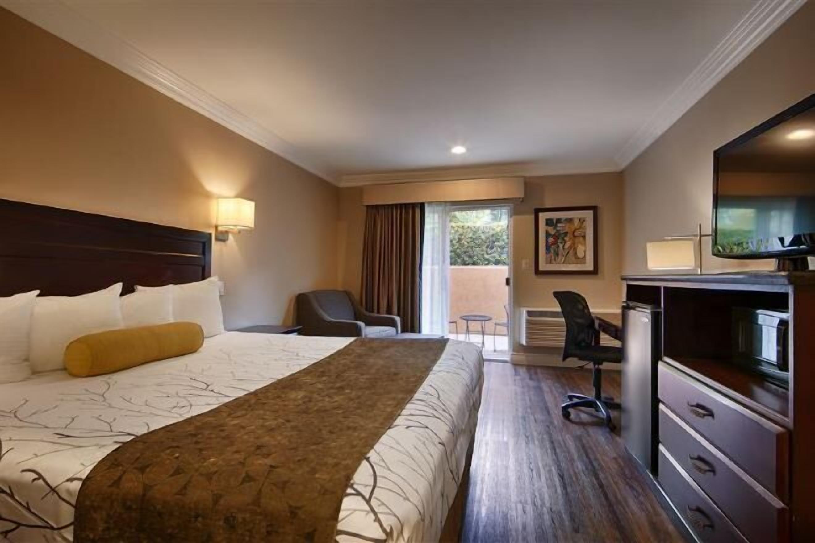 Literie de qualité supérieure, bureau, rideaux occultants