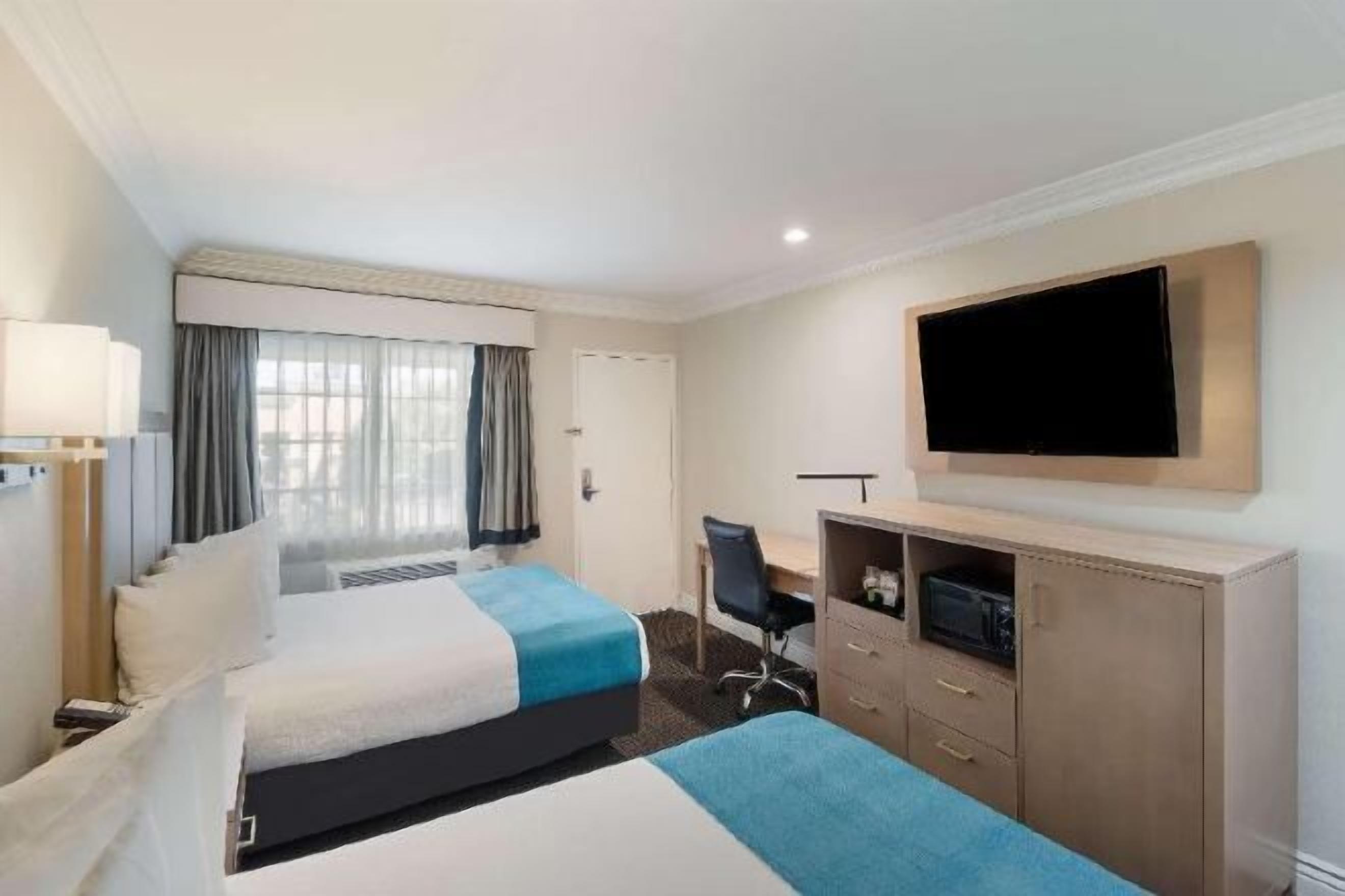 Literie de qualité, bureau, rideaux d’obscurcissement