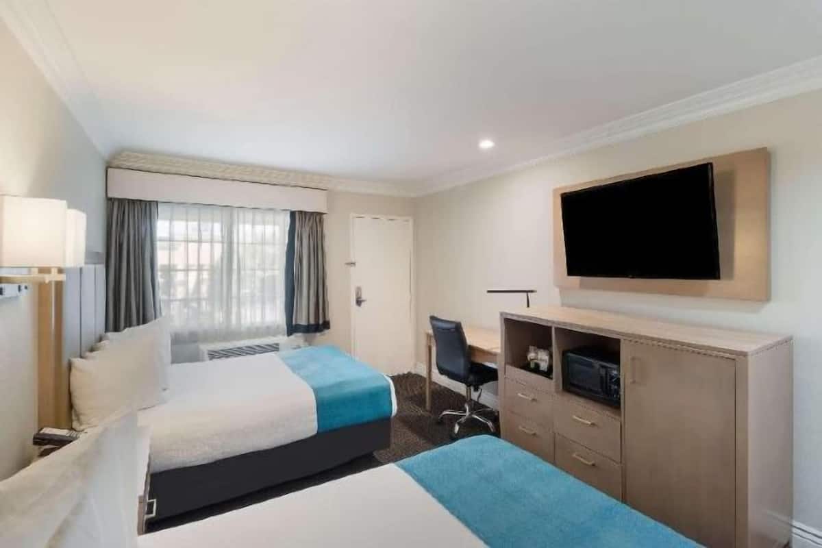 Literie de qualitĂ©, bureau, rideaux dâobscurcissement