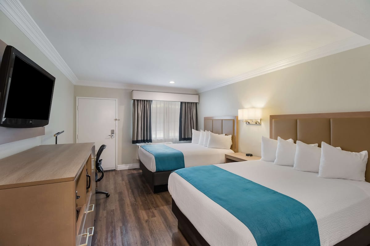 Kamar Standar, 2 Tempat Tidur Queen, Bebas Asap Rokok, lemari es & microwave | 1 kamar tidur, seprai premium, meja kerja, dan tirai kedap cahaya