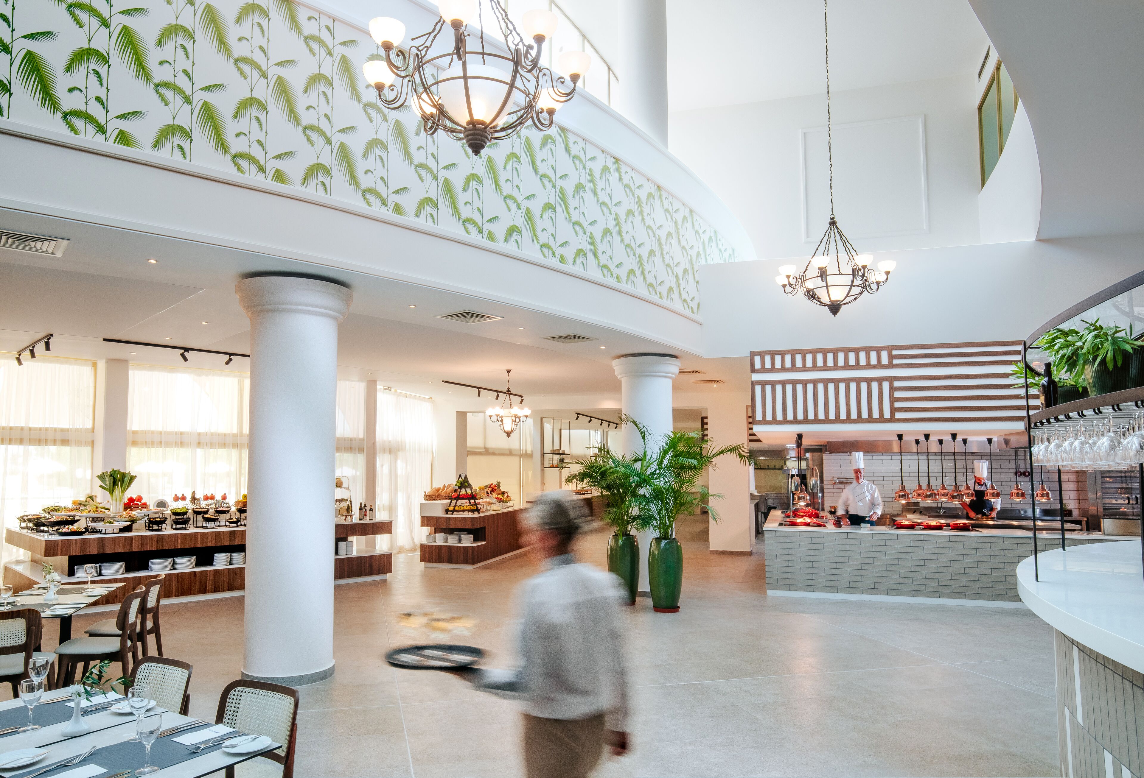 3 restaurants, breakfast served