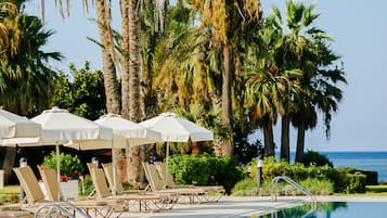 Una piscina techada, 2 piscinas al aire libre, sombrillas