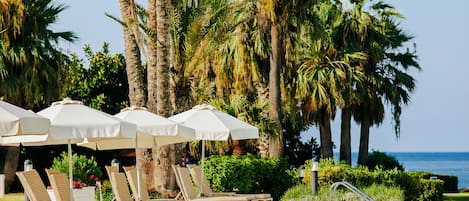 Een binnenzwembad, 2 buitenzwembaden, parasols voor strand/zwembad