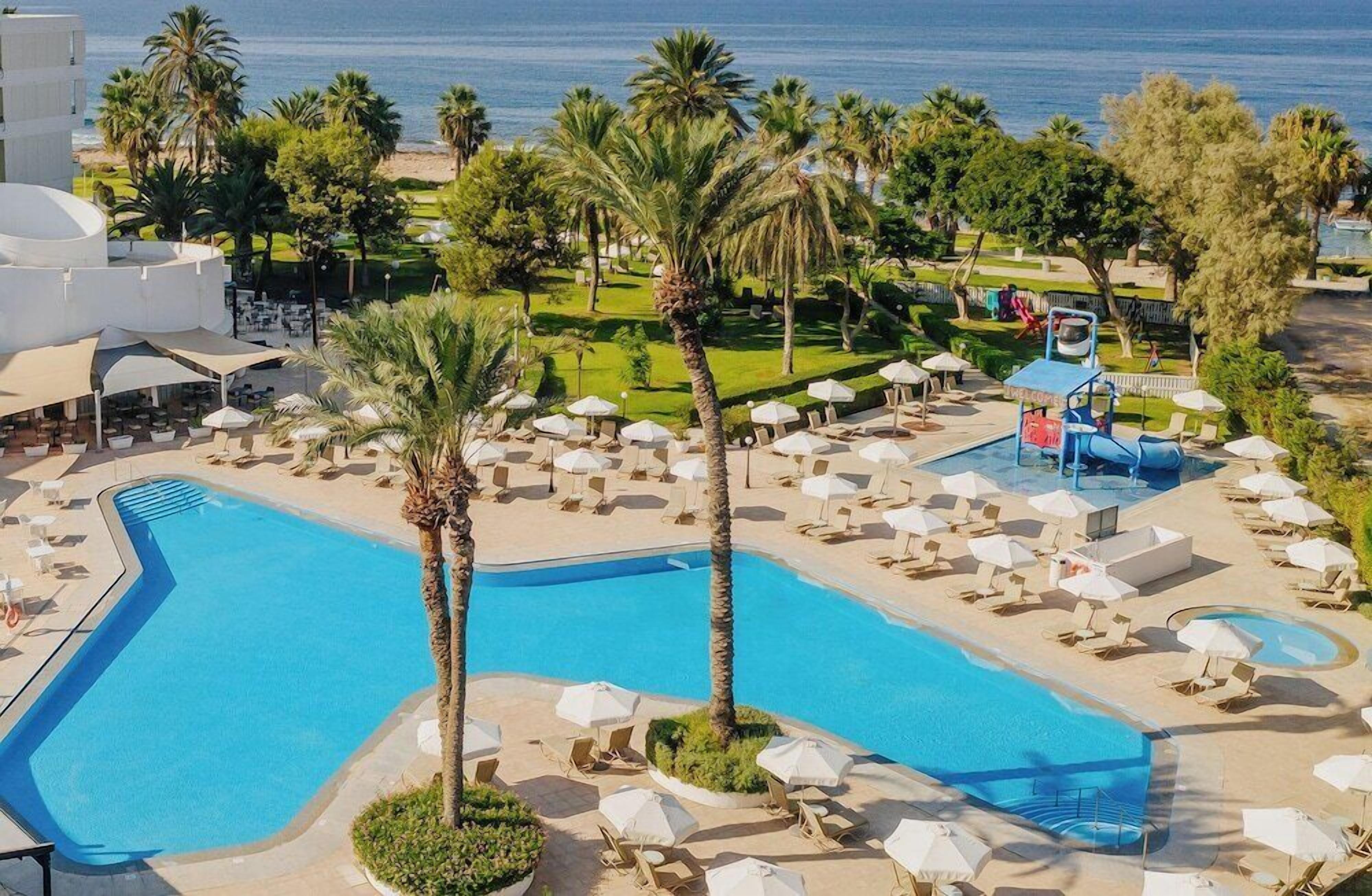 Piscine couverte, 2 piscines extérieures, parasols de plage