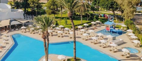 Piscine couverte, 2 piscines extérieures, parasols de plage