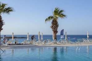 2 outdoor pools