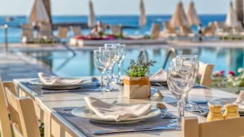 Här finns 2 restauranger som serverar frukost.