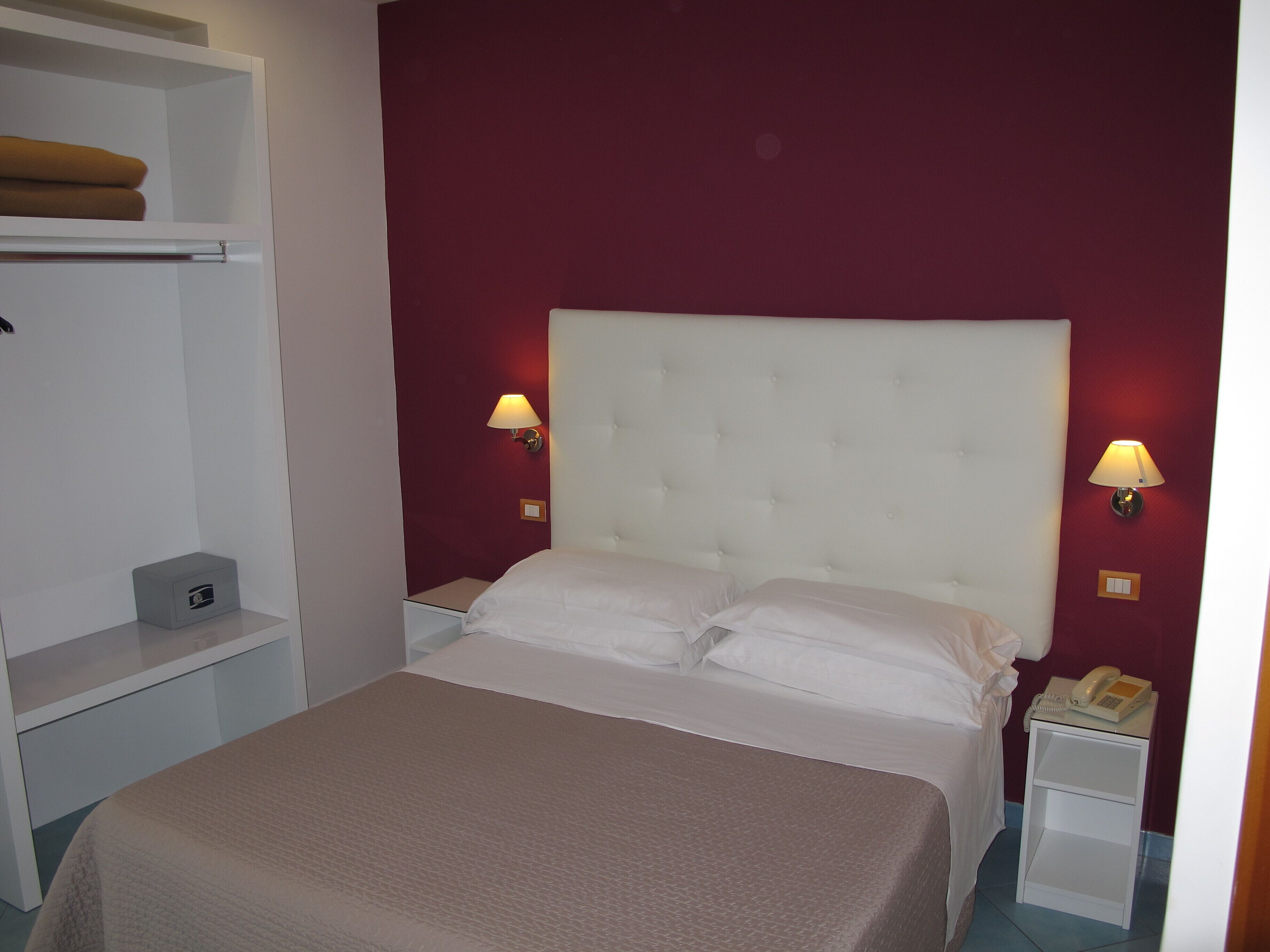 Minibar, caixa forta a l'habitació i escriptori 