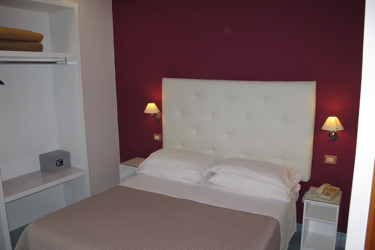 Minibar, caja de seguridad en la habitación y escritorio