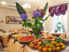 包含每日自助早餐