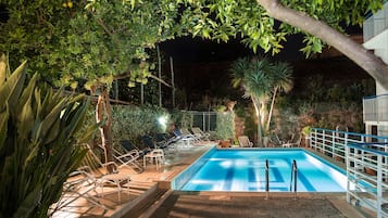 Piscina externa, funciona das 9h às 18h, espreguiçadeiras