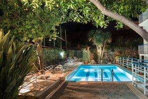 Piscine extérieure, chaises longues