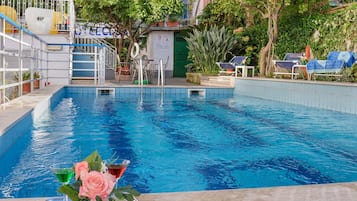 Piscina externa, funciona das 9h às 18h, espreguiçadeiras