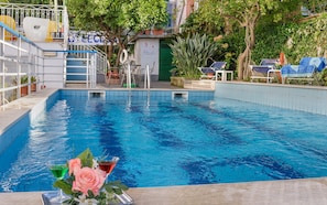 Piscine extérieure, chaises longues