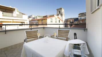 Doppia Classic, terrazzo | Minibar, una cassaforte in camera, una scrivania, insonorizzazione