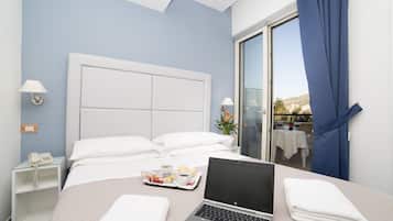 Chambre Double Classique, terrasse | Minibar, coffres-forts dans les chambres, bureau, chambres insonorisées