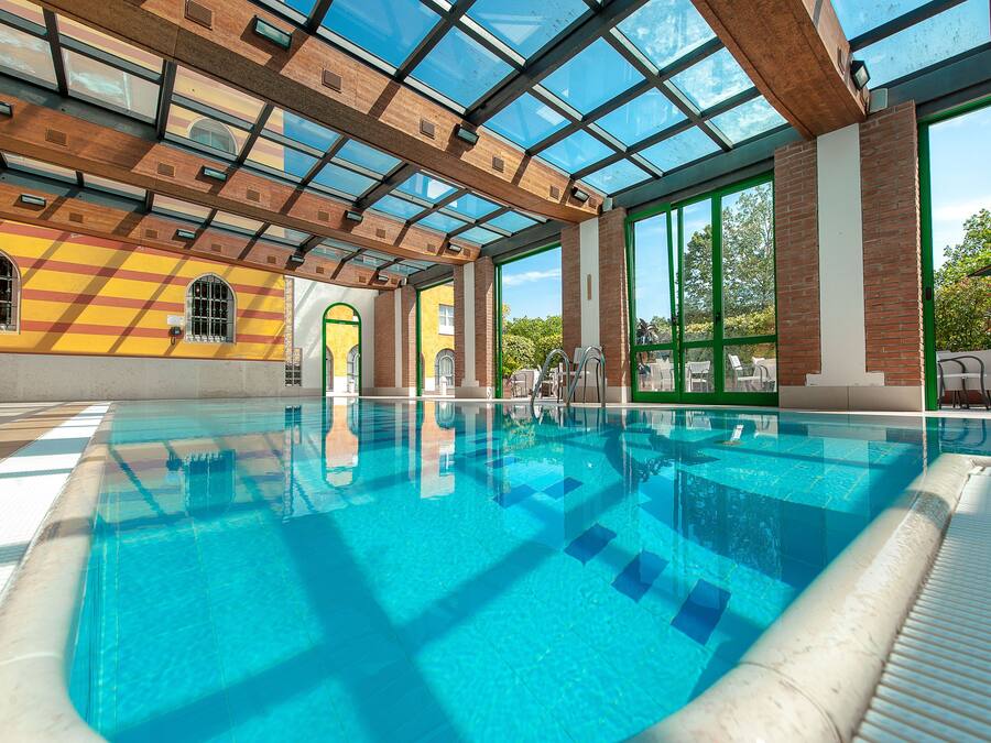 Piscine couverte, accès possible de 08 h 30 à 22 h 30, chaises longues