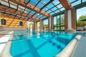 Innendørsbasseng og solsenger
