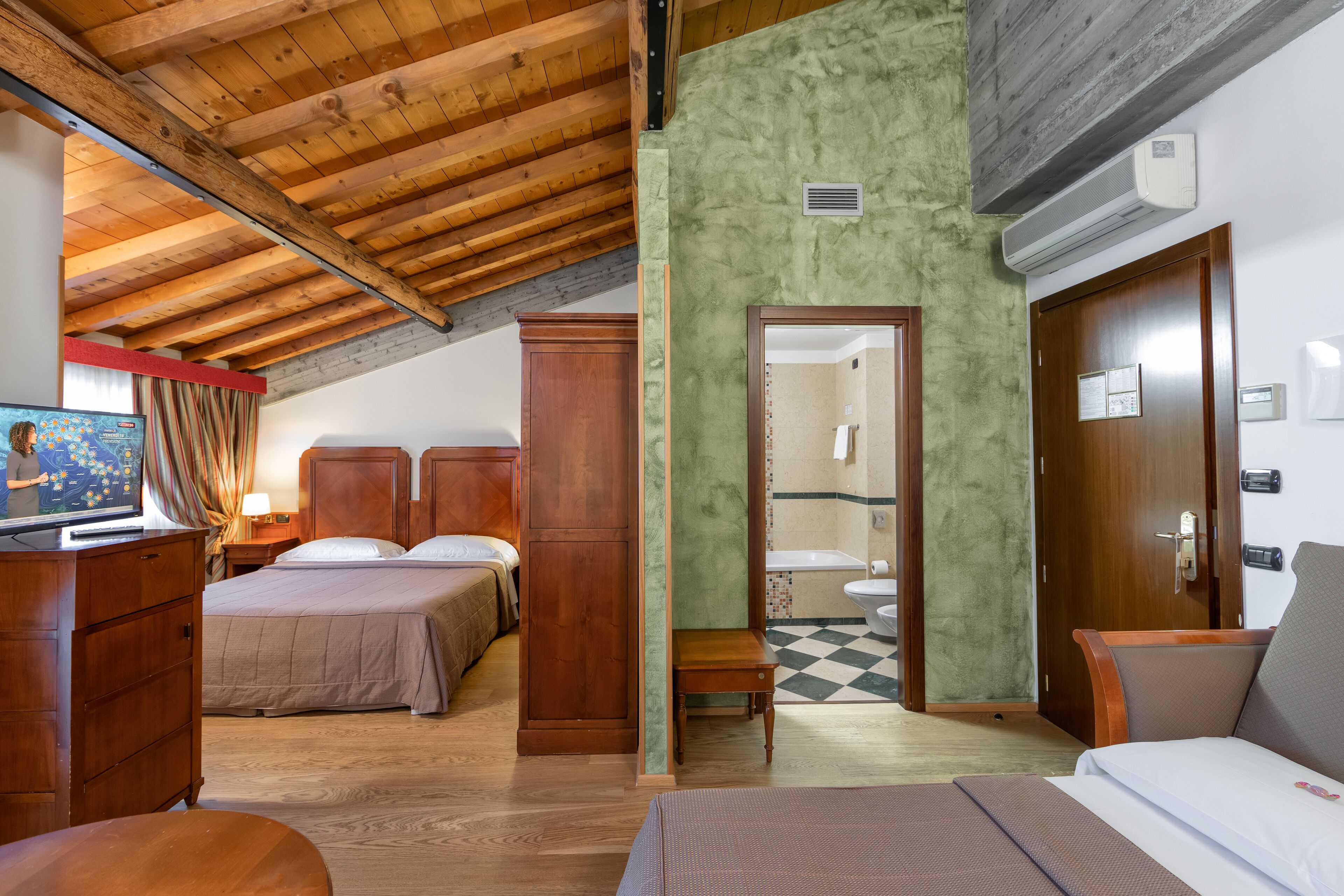 family room | 1 bedroom, premium bedding, down duvets, minibar