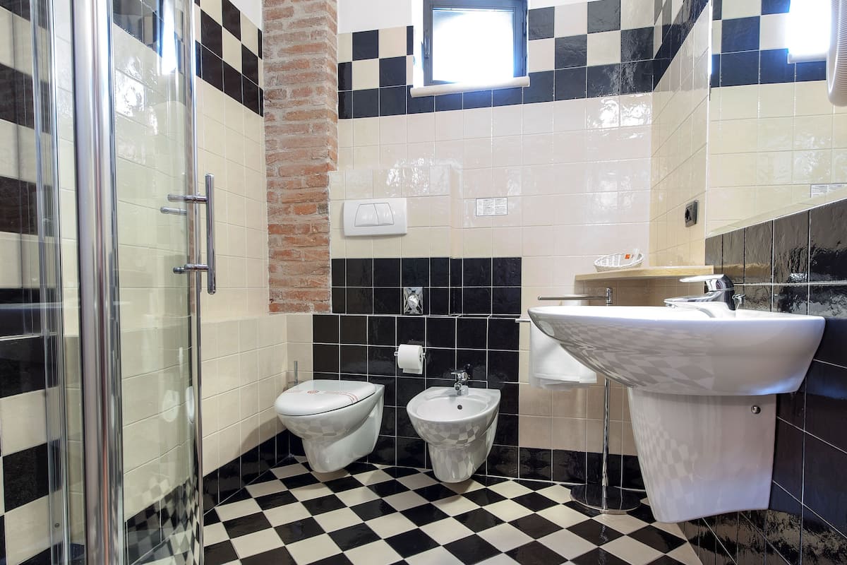panoramic room | bathroom | combined shower/bathtub, free toiletries, hair dryer, bidet