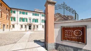 A hotel entrance with a sign reading "HOTEL VILLA MALASPINA". - Hotel Villa Malaspina (Castel d'Azzano)
