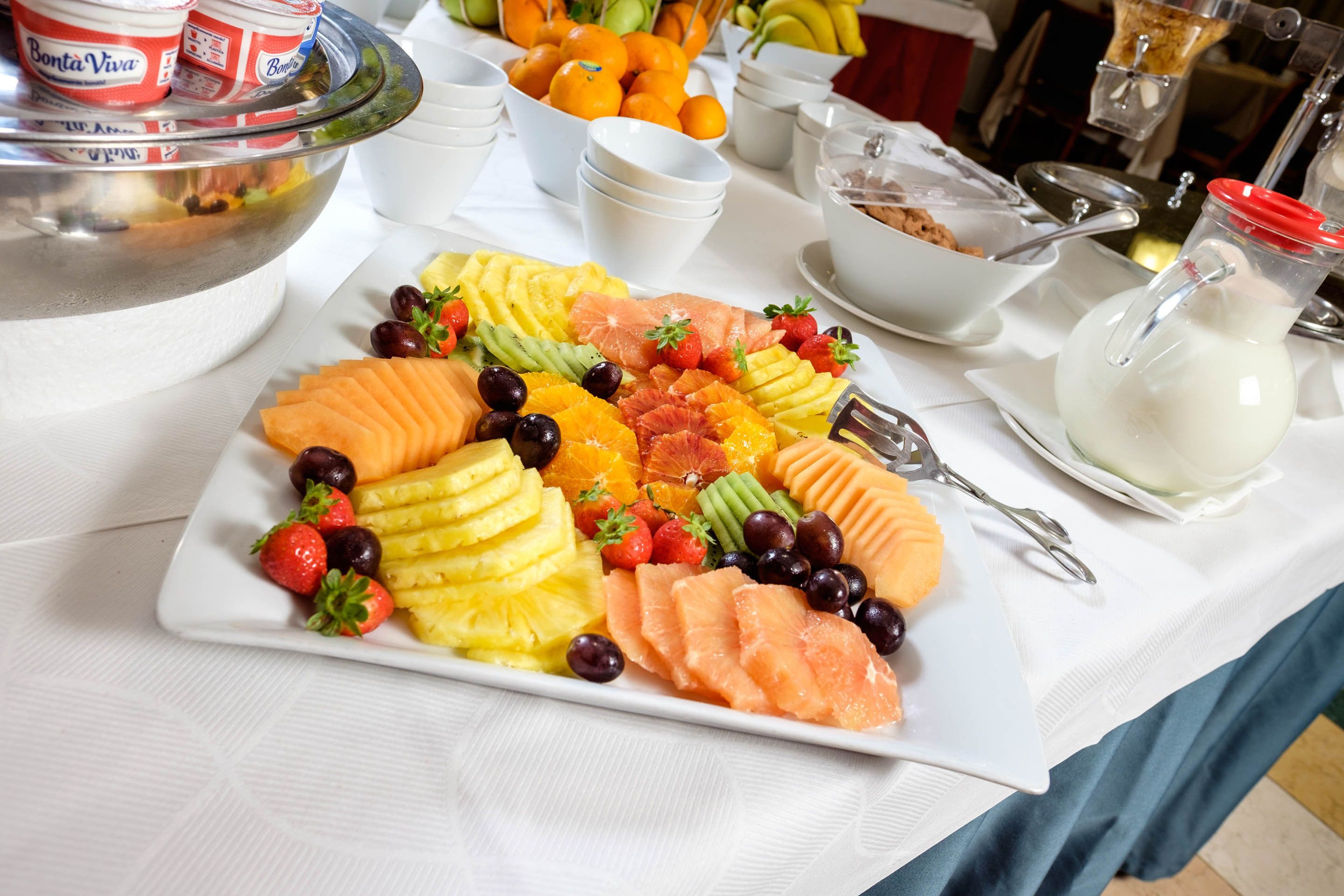 Un buffet de petit-déjeuner proposant une variété de fruits et de boissons.