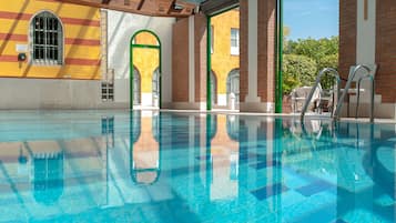 Piscine couverte, accès possible de 08 h 30 à 22 h 30, chaises longues