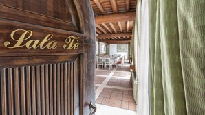 A wooden door with the inscription "Sala Té" leading to a dining area with tables and chairs. - Hotel Villa Malaspina (Castel d'Azzano)