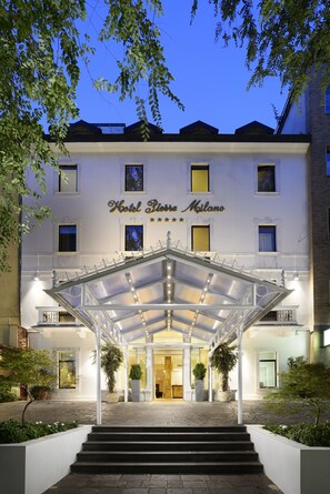 Property entrance - Hotel Pierre Milano (Milan)